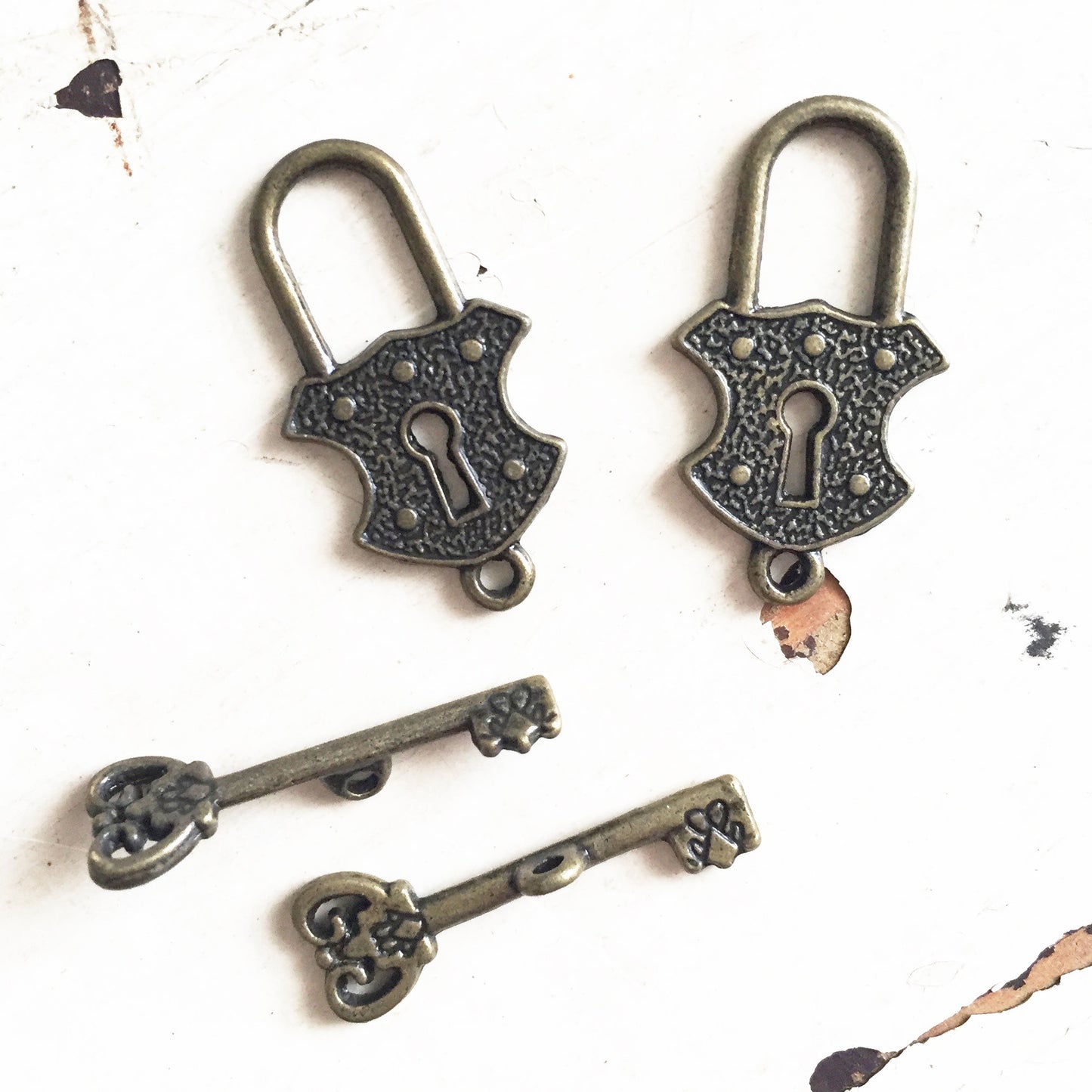 Bronze Key & Lock Charms | Set of 2 Antique-Coloured | Pendants Padlock Charm Brass Jewellery Craft - SweetpeaStore