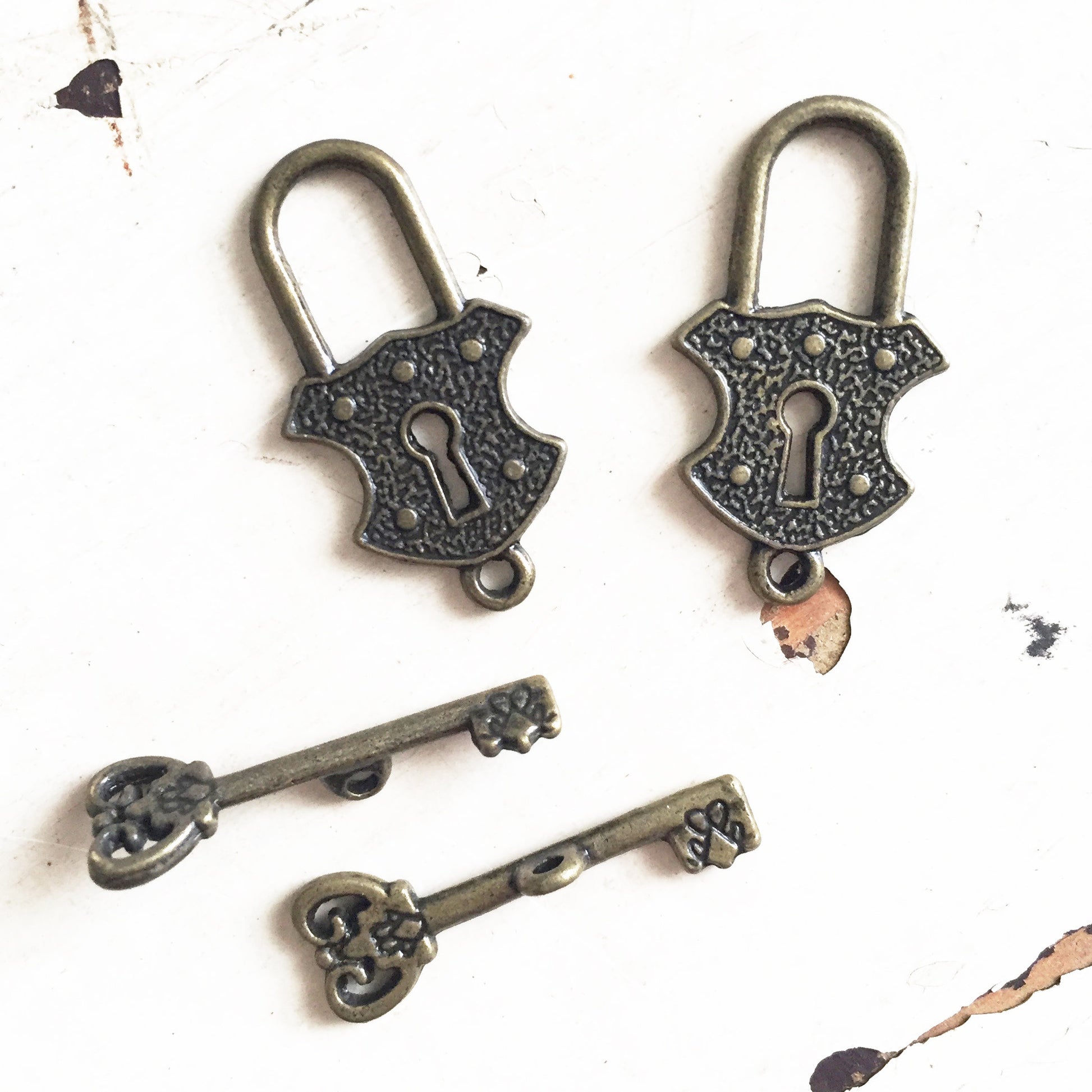 Bronze Key & Lock Charms | Set of 2 Antique-Coloured | Pendants Padlock Charm Brass Jewellery Craft - SweetpeaStore