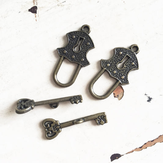 Bronze Key & Lock Charms | Set of 2 Antique-Coloured | Pendants Padlock Charm Brass Jewellery Craft - SweetpeaStore