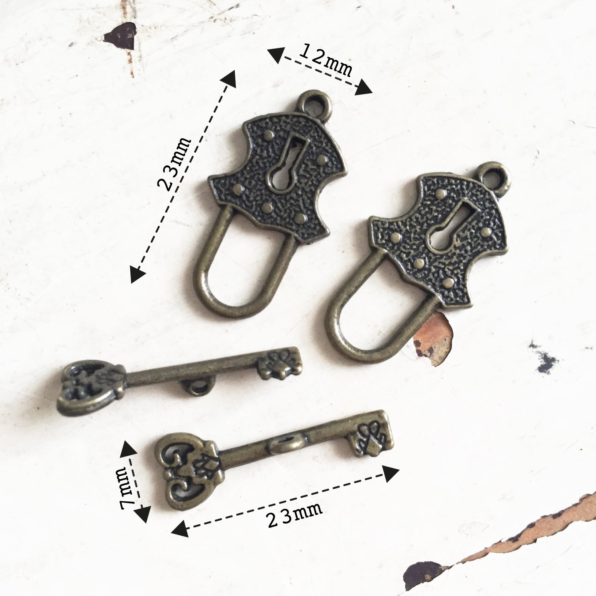 Bronze Key & Lock Charms | Set of 2 Antique-Coloured | Pendants Padlock Charm Brass Jewellery Craft - SweetpeaStore